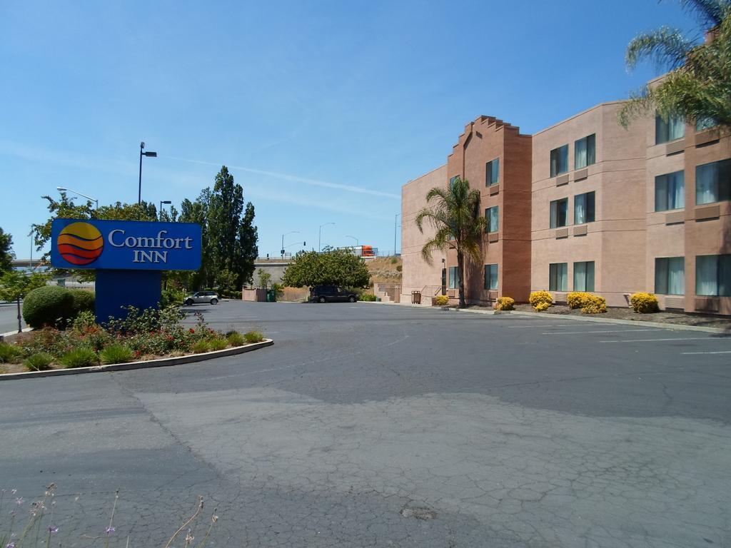 Comfort Inn Silicon Valley East Фремонт Экстерьер фото